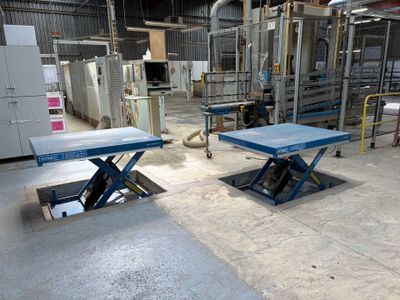 deux tables placées au milieu d'une pièce