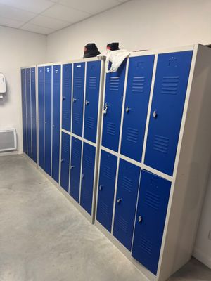plusieurs casiers bleus dans le couloir d'un immeuble