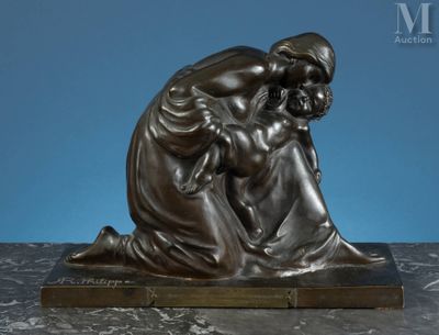 une image représentant une statue en bronze d'une femme tenant un enfant dans ses bras