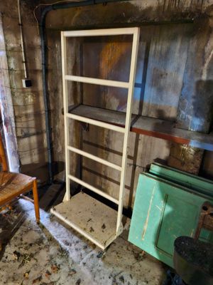 Présentoir sur roulettes en métal blanc