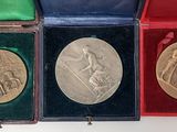 trois médailles d'or dans un écrin rouge doublé de velours