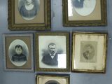 de nombreuses photos encadrées d'hommes et de femmes accrochées au mur