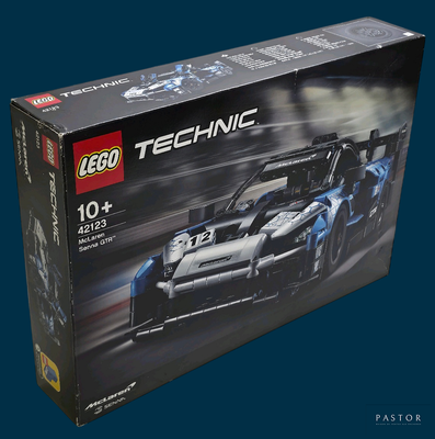 une boîte de voitures de course Lego Technic sur fond bleu