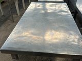 une longue table sur laquelle sont posées plusieurs tables