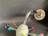 des épingles aux couleurs vives sont collées au dos d'un objet métallique