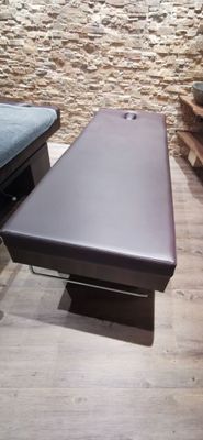 un canapé et une table dans une pièce aux murs en pierre