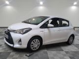 la toyota yaris blanche est garée sur un carrelage à carreaux