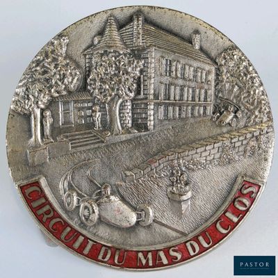 une pièce d'argent sur laquelle sont représentés une maison et un bateau