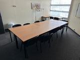 une pièce avec une longue table et des chaises