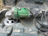 une machine verte et noire posée par terre