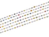 un collier multicolore composé de perles de verre de différentes couleurs