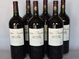 six bouteilles de vin rouge sont alignées sur une table