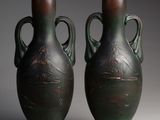 deux vases posés côte à côte sur une surface grise