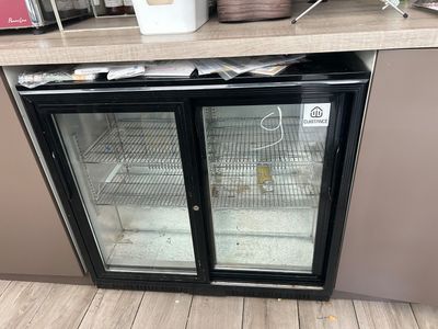 deux portes vitrées ouvertes sur le comptoir
