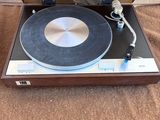 un tourne-disque posé par terre