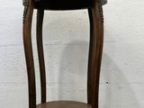 l'image d'une table en bois surmontée d'une étagère