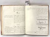un livre ouvert sur une page où figurent des mots