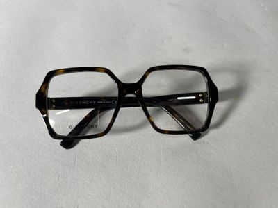 une paire de lunettes posée sur une surface blanche