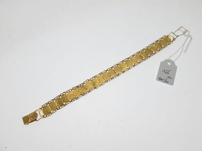 Gros plan sur un bracelet en or portant une étiquette