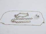 un gros plan d'un collier en argent orné d'une barre