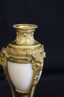 Paire de cassolettes couvertes à usage de bougeoirs retourna… (photo 3)
