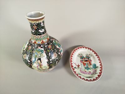 deux vases posés l'un à côté de l'autre sur une table