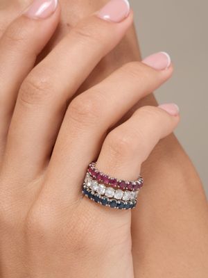 un gros plan sur la main d'une femme portant une bague au doigt