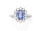 une bague à grappes de saphirs et de diamants