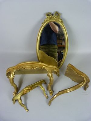 un miroir et un banc devant un miroir