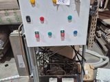 une photo d'une machine qui se trouve dans un entrepôt