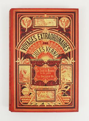 un livre rouge orné de lettres dorées et d'illustrations