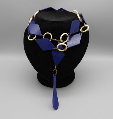 Ceinture ou sautoir en losanges de bakélite bleu roi et anne…