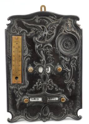 une horloge à l'ancienne, avec un thermomètre sur le côté