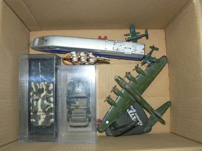 une boîte en carton contenant un avion miniature et d'autres jouets