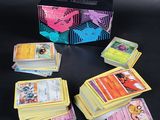 une boîte de cartes pokemon posée sur une table