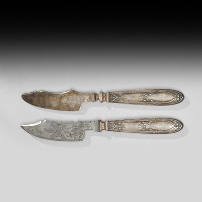 deux couteaux sont assis l'un à côté de l'autre sur une surface blanche