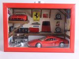 une petite voiture rouge dans une vitrine rouge