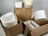 de nombreuses tasses, les unes à côté des autres, dans une boîte posée sur la table