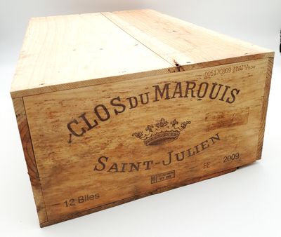 une boîte en bois avec une étiquette posée sur une table