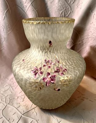 Dans le gout de Daum Vase en verre givré et émaillé à décor …