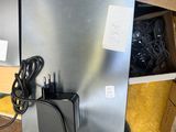 deux ordinateurs portables posés l'un sur l'autre