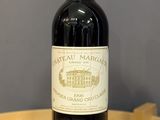 une bouteille de vin rouge posée sur une table en bois