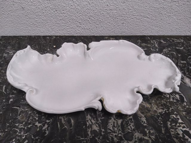 Plat de présentation en porcelaine blanche style rocaille. Largeu...