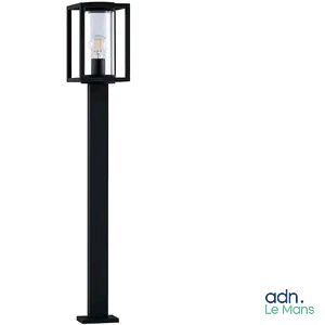 un gros plan d'un lampadaire surmonté d'une lampe