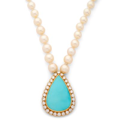 un collier de turquoise et de perles orné d'un pendentif en forme de larme