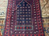 un tapis bleu et rouge orné de franges