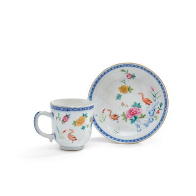 gros plan d'une tasse et d'une soucoupe sur une surface blanche