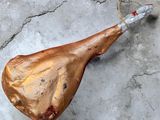 un morceau de viande qui se trouve par terre