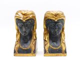 une paire de statues noires et dorées représentant une femme et un homme