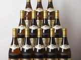plusieurs bouteilles de vin posées sur une table en bois